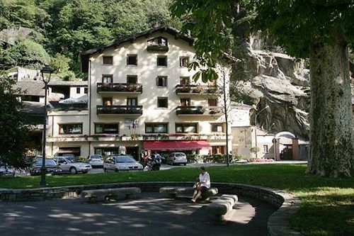 Crimea Wine Hotel Chiavenna Exteriör bild