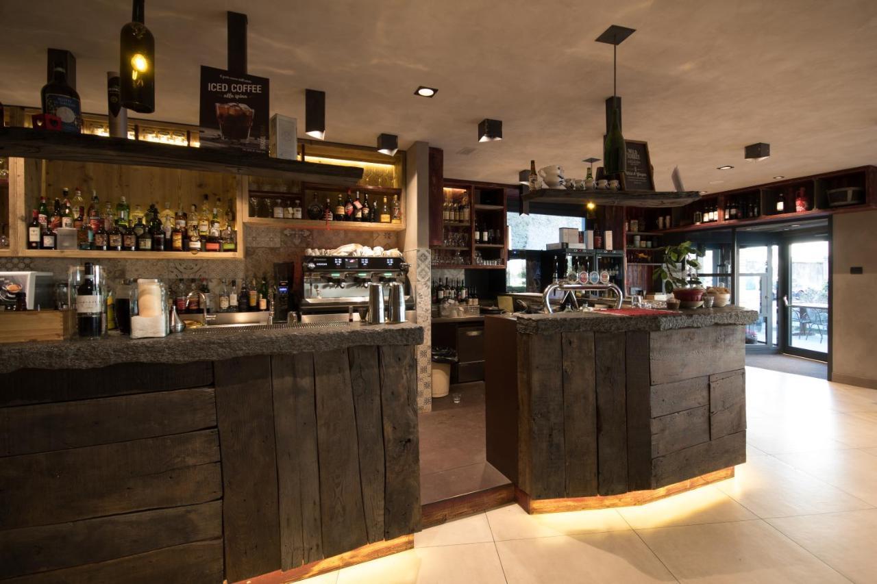 Crimea Wine Hotel Chiavenna Exteriör bild